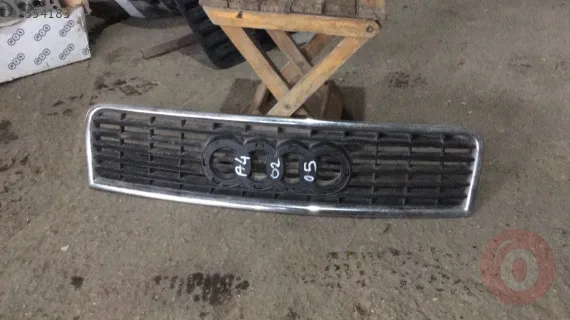 Audi A4 Ön Panjur / Izgara çıkma parça