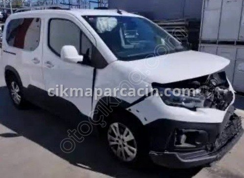 Peugeot Rifter Ön Cam Izgarası çıkma parça