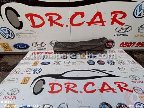 Toyota Yaris Ön Cam Izgarası çıkma parça