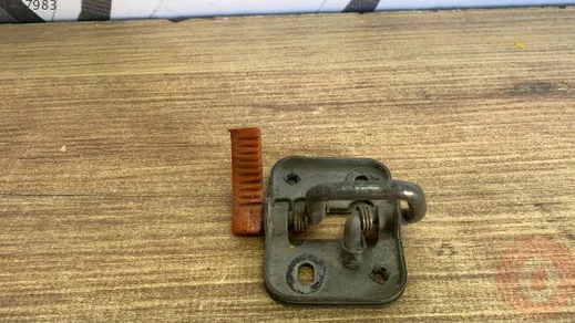 Volkswagen Caddy Kaput Arması çıkma parça - Bulut Otomotiv Orjinal Çıkma ve Yedek Parça İzmir
