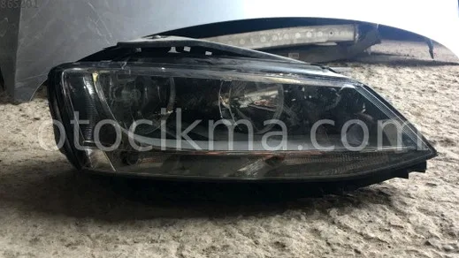 Volkswagen Jetta Sağ Ön Far çıkma parça - Bulut Otomotiv Orjinal Çıkma ve Yedek Parça İzmir
