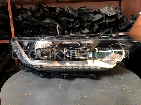 Volkswagen Passat Sağ Ön Far çıkma parça - Bulut Otomotiv Orjinal Çıkma ve Yedek Parça İzmir