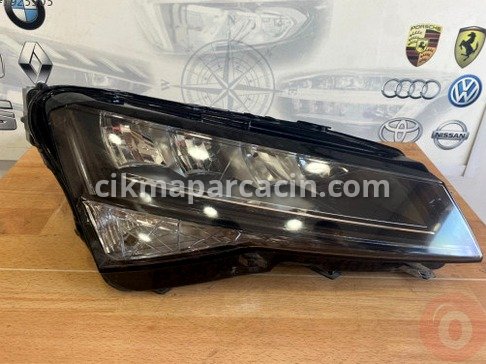 Skoda Superb Sağ Ön Far çıkma parça