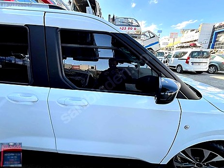 Ford Tourneo Connect Kapı (Ön Sağ) çıkma parça