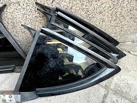 Tesla Model Y Kelebek Camı çıkma parça - VİZYON GRUP ORJİNAL ÇIKMA YEDEK PARÇA İstanbul