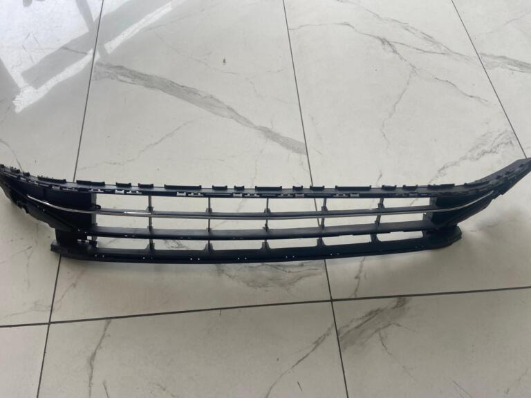 Volkswagen Passat Ön Panjur / Izgara çıkma parça