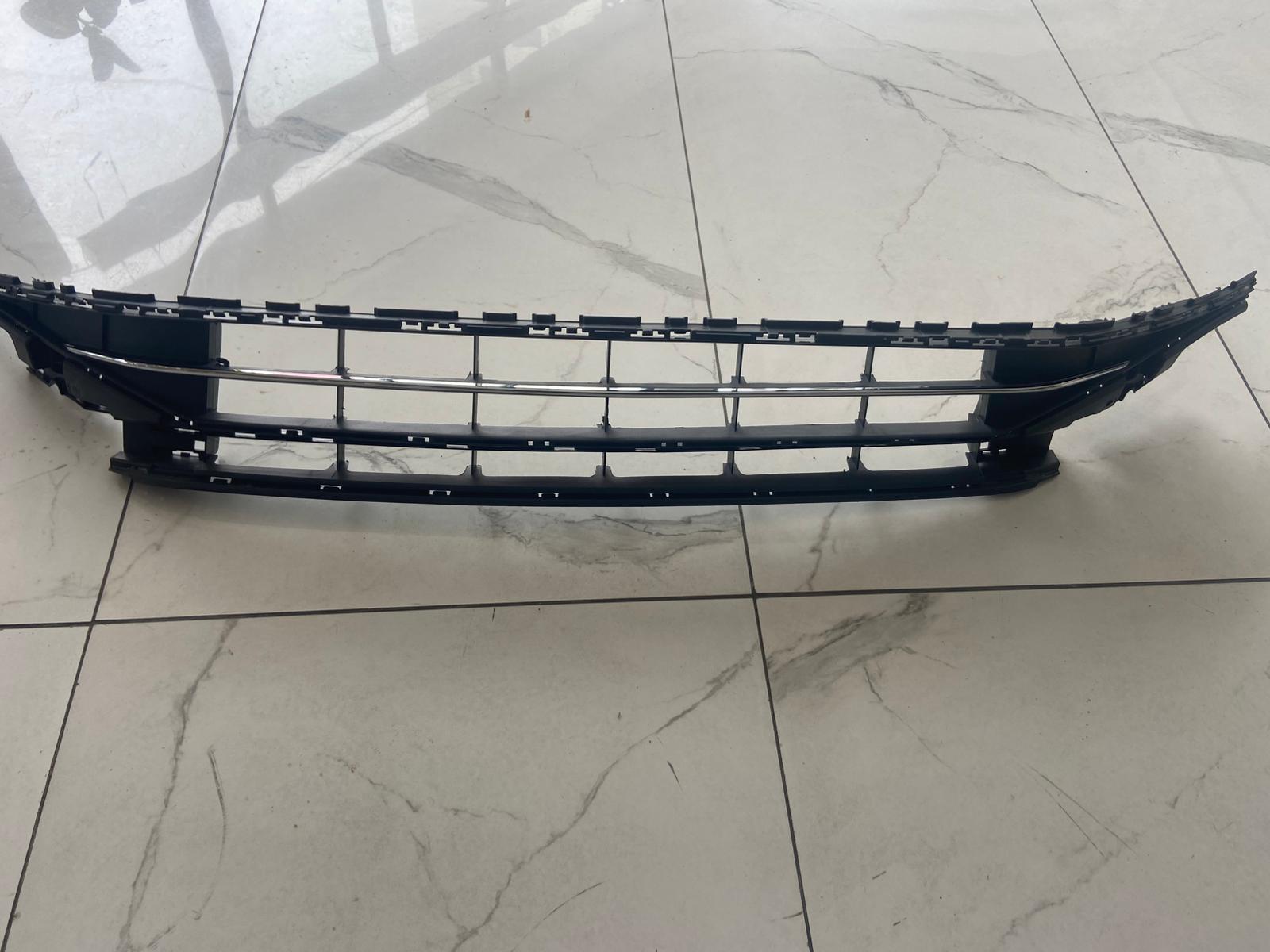 Volkswagen Passat Ön Panjur / Izgara 3G0853677 AA çıkma parça