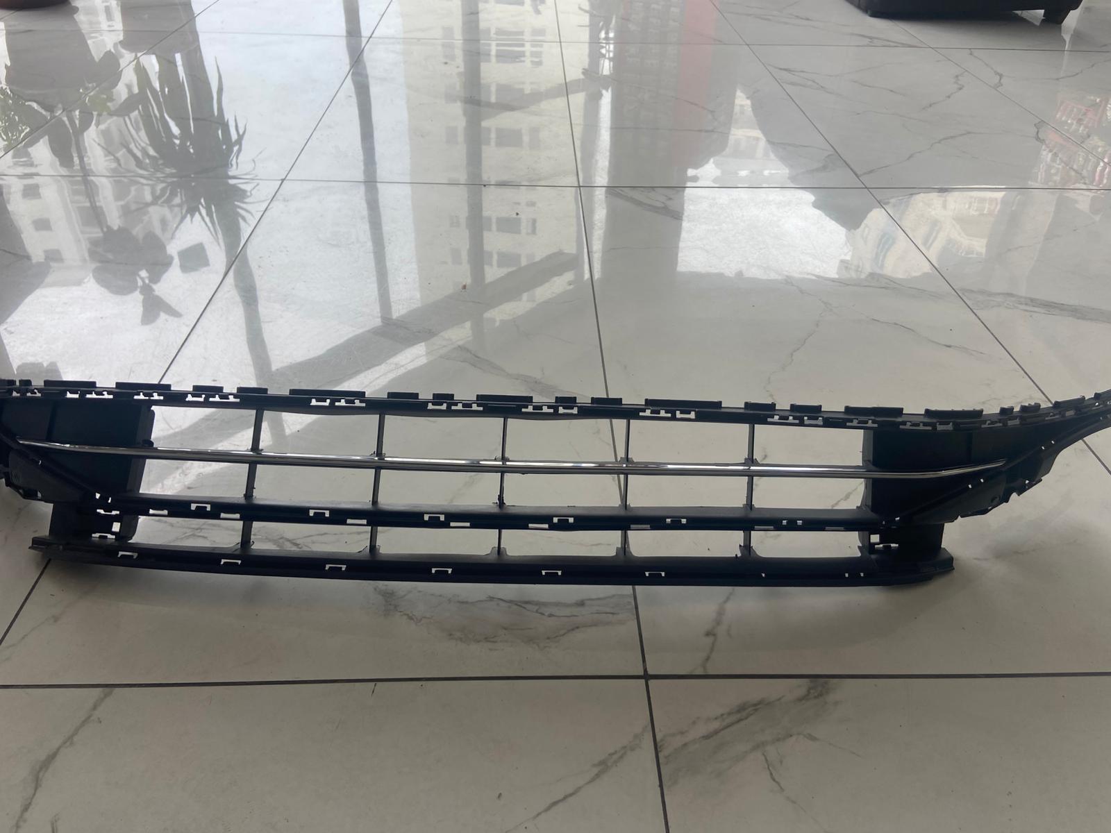 Volkswagen Passat Ön Panjur / Izgara 3G0853677 AA çıkma parça