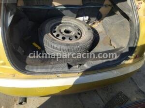 ÇIKMA FORD FOCUS ARKA PANEL ÜST PLASTİĞİ – Konya Çıkma Parça