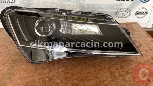 Skoda Superb Sağ Ön Far çıkma parça