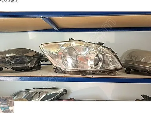 Toyota Auris Sağ Ön Far çıkma parça - ANKA OTO YEDEK PARÇA İZMİR