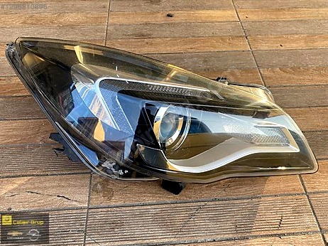 Opel Insignia Sağ Ön Far çıkma parça