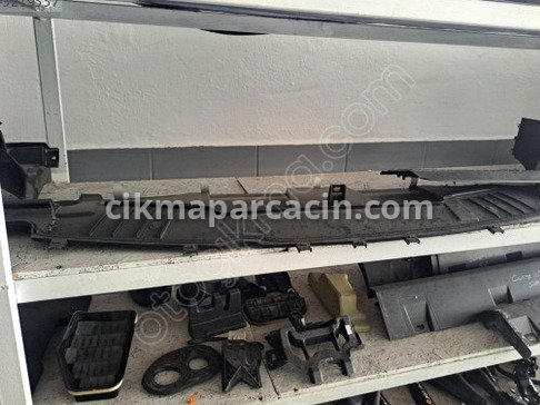 Ford Tourneo Courier Ön Cam Izgarası çıkma parça
