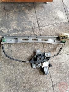 Ford Tourneo Courier Sağ Ön Cam Kirikosu