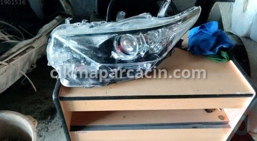 Toyota Auris Sol Ön Far çıkma parça