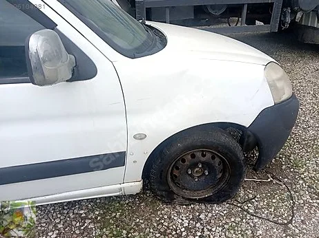 Citroen Berlingo Çamurluk (Ön) çıkma parça