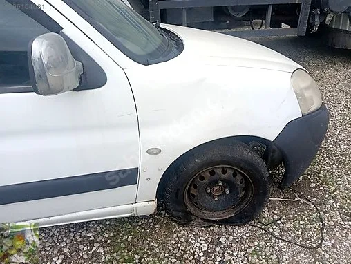 Citroen Berlingo Çamurluk (Ön) çıkma parça