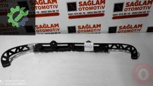 FİAT EGEA ÇIKMA ARKA TAMPON ORTA BRAKET OEM; 52090733