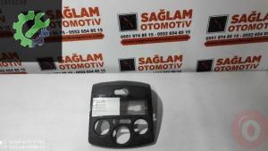 RENAULT CLİO-3 ÇIKMA TEYP ÇERÇEVESİ OEM; 8200475702