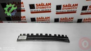 RENAULT MEGANE-2 ÇIKMA ÖN TAMPON IZGARASI OEM; 8200258000