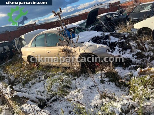 Opel Omega Çamurluk çıkma parça