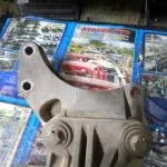 13185906 Opel Corsa D motor kulağı