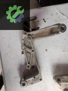 1K0199296E Golf 5 Caddy travesti bağlantı braketi