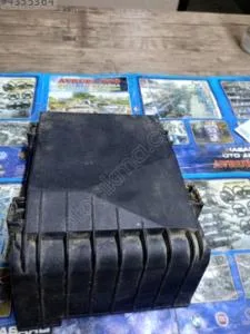 1K0.937.132 Caddy2 04/10 motor içi sigorta kutusu üst kapağı