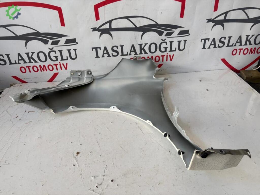 Toyota Corolla Sağ Ön Çamurluk çıkma parça