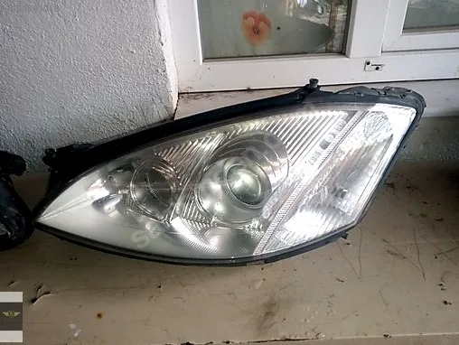 221 kasa Mercedes ön Zenon far