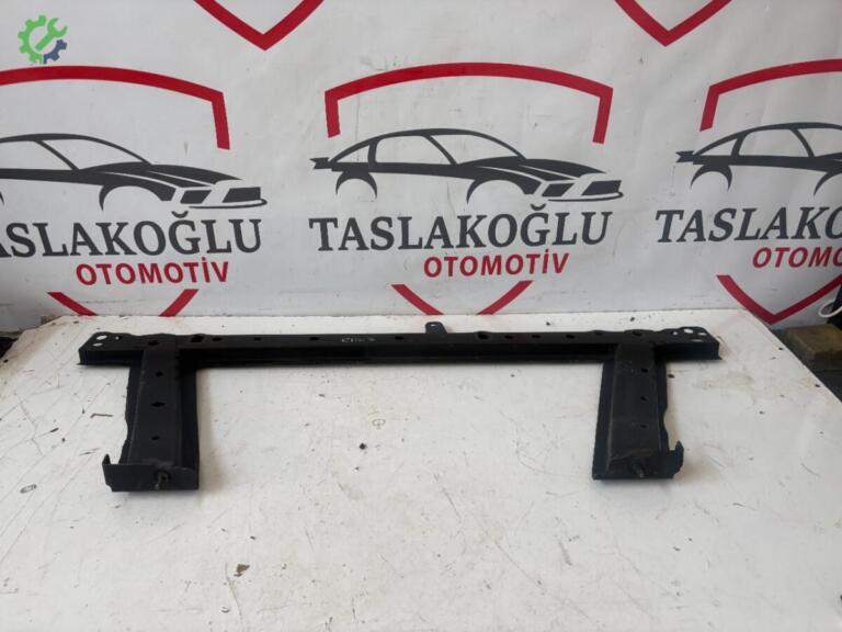 Renault Clio Radyatör Traversi çıkma parça