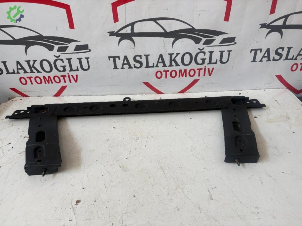 Renault Clio Radyatör Traversi çıkma parça