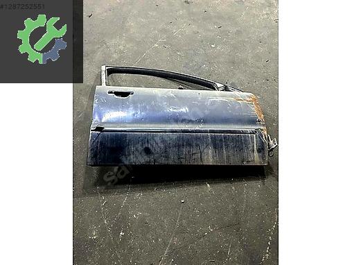 8D0837754 AUDİ A4 B5 SAĞ ÖN KAPI HASARLI