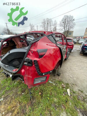 Tesla Model Y Tavan çıkma parça