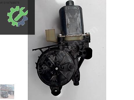 8W0959801 Audi A4 B9 Sol Ön Cam Motoru (2015/2020)