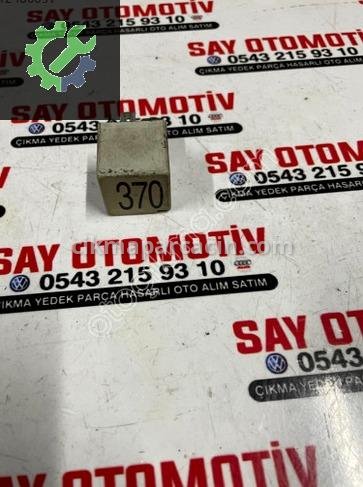 Audi Passat Röle 8D0951253 çıkma parça