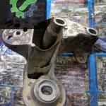 8E0199352F Volkswagen Passat B5 Sağ motor takozu bağlantı kulağı