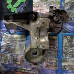 8E0199352F Volkswagen Passat B5 Sağ motor takozu bağlantı kulağı