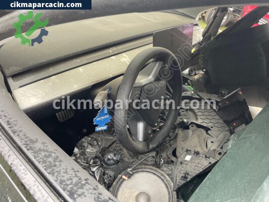 Tesla Model Y Torpido çıkma parça