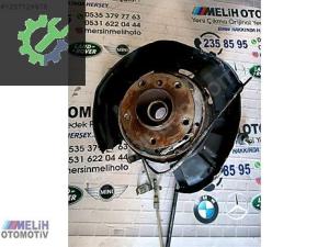 BMW E90 ÇIKMA SAĞ ARKA TAŞIYICI