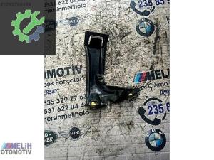 BMW F10 ÇIKMA SOL ÜST ÇAMURLUK BRAKETİ 7207931