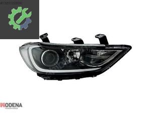 HYUNDAİ ELANTRA 2015-2019 ÖN FAR SAĞ MERCEKLİ SIFIR 92102-F2000