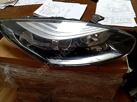 Renault Megane Sağ Ön Far çıkma parça