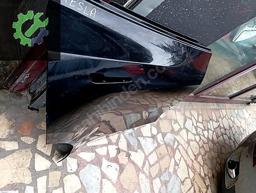 Tesla Model Y Sağ Arka Kapı çıkma parça - ÖZGÜR OTO İSTANBUL
