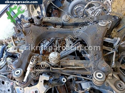 Audi A4 Travers çıkma parça