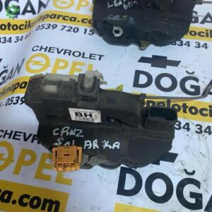 Opel İnsignia Sol Arka Çıkma Kapı Kilidi 13579557