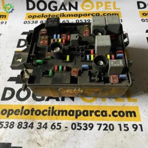 Opel Corsa E 1.4 Çıkma Sigorta Kutusu,Panosu (Tablası) GM