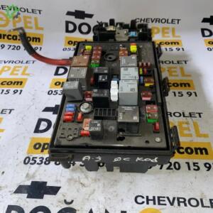 Opel Astra J Çıkma Ön Sigorta Kutusu QC Kodlu 13318781, 12 47 100