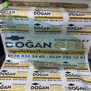 Opel Corsa D Çıkma Sağ Ön Kapı Camı GM