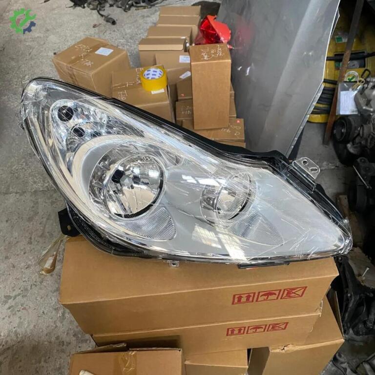 Opel Corsa Sağ Ön Far çıkma parça
